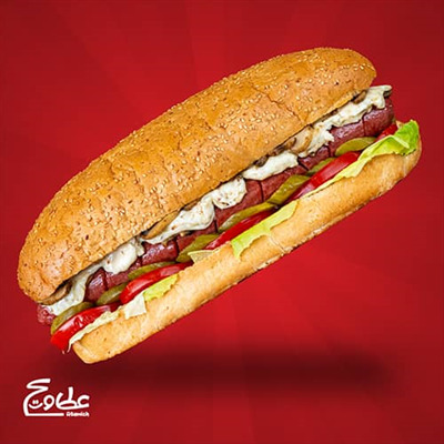 یک عدد هات داگ سرخ شده ، سس مخصوص ، کاهو ، گوجه ، خیارشور ، نان فرانسوی کنجدی ، قارچ و پنیر موزارلا ساندویچ هات داگ با قارچ و پنیر